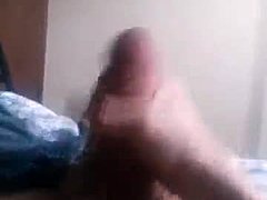 Moški, ki hrepeni po kurcu, razkazuje svoj velik penis