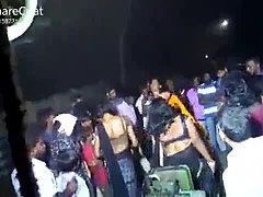 Indische vrouw met grote borsten pakt meerdere mannen