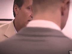En ung blondine giver sin chef en hård blowjob, før hun bliver kneppet på kontoret