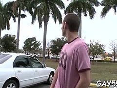 HD-video av en fantastisk homofil mann som får klærne revet