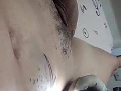 Dotada e tatuada: Kyky, uma transexual dotada, se masturba em Curitiba