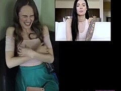 Nubiles'in en ateşli kızları seks yapıyor ve porno videosunda penise oral seks yapıyor