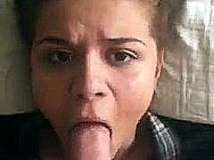 Een jonge brunette krijgt een enorme penis diep in haar keel