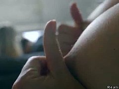 Volwassen moeder met grote borsten sluit zich aan bij een tiener stel voor hardcore actie