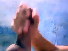 Homem gay excitado faz uma punheta em vídeo caseiro