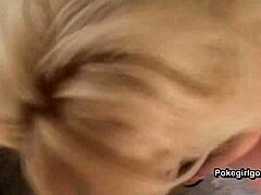 Domači mokri in divji: amaterska blondinka se jebe v tem vročem posnetku