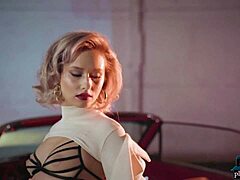 Blonde MILF Polina laat haar grote ronde kont zien in een striptease voor Playboy in een cabriolet