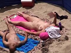 परिपक्व महिलाएं समुद्र तट पर सूरज और एक दूसरे का आनंद लेती हैं।
