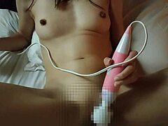 Japonská maminka se masturbuje k orgasmu v tomto amatérském videu