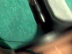 Uma MILF depilada tem sua buceta fodida por uma máquina