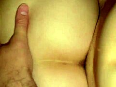 Uma MILF latina de bunda pequena leva pica no cu em POV