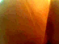 O femeie matură bronzată își ia pizda rasă futută de un penis mare în acest videoclip de cowgirl cu soția ei