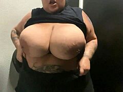 Čudovite debele ženske z velikimi naravnimi joški se ukvarjajo z analnim seksom