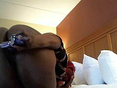 Ebony MILF rister på rumpa på webkamera