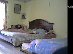 HD-video av en kåt mamma som förförs av en plumper och knullas på sängen