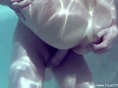 Uma milf coreana se entrega a uma massagem sensual com óleo com seu amante