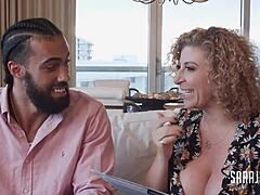 Srečni sladkorček James Angel daje Sari Jay oralni seks v tem MILF porno videu