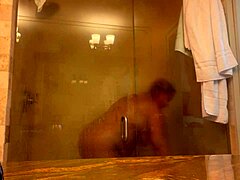 Mistress Danie menikmati mandi yang panas di PCB. Anda pasti tidak mahu terlepas video ini!