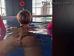 MILF-mor bliver fræk i sexet badekåbe i HD-video