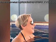 MILF anyuka szemtelenkedik szexi fürdőköpenyben HD videóban