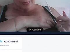 Uma MILF amadora russa fica quente e pesada na câmera