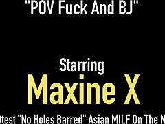 La mamma asiatica Maxinex fa un pompino che porta a una sborrata