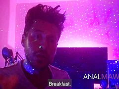 MILFka sa pripravuje na análny sex v podprahovom videu