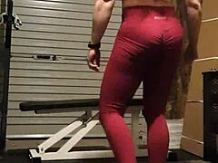 La bionda ragazza della palestra fa il teasing e si spoglia per te