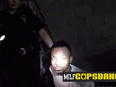 Velký černý penis se zapojí do trojky s policajty