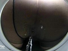 Pantolonlu olgun kadın ıslanıyor ve vahşi bir şekilde seks yapıyor