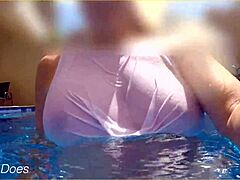 Зрела жена ужива у пливању у базену хотела