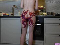 Zralá máma s tetováním chobotnice na zadku vaří večeři a ignoruje tě