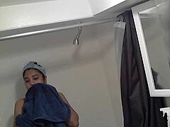 Indiai MILF-ek zuhanyozása rejtett kamerával