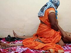 Egy tamil nagynéni szex kört él át egy hostelszobában