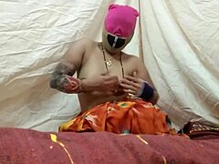 Behåret fisse knepper og har analsex med en indisk mor