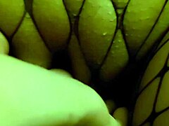 Masturbacija in pršenje Beruke v ribjih mrežastih nogavicah