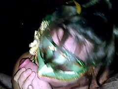 Μια ώριμη γυναίκα με πράσινη μάσκα κάνει μια πίπα και γαμάει ένα μεγάλο πούτσο
