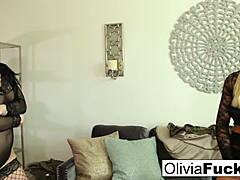 Blondýnka Olivia Austin si v tomto online porno videu užívá velký penis