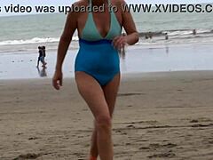 אמא חמה עם חזה טבעי מקבלת זיון אינטנסיבי על החוף