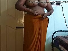 אישה הודית עם חזה גדול ופטמות מגולחות מתאוננת
