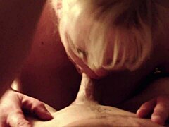 Büyük göğüslü sarışın Jenna Jaymes derin boğaz oral seks yapıyor