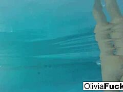 Olivias Bikini-gekleidete Pool-Spielzeit