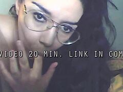 Frumusețea matură cu sânii mari se bucură pe webcam
