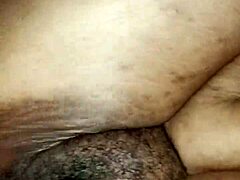 Ebony Mami mit dicken Titten bekommt ihre Füllung mit Schwanz und Sahne