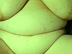 Reife Mutti mit dicken Titten wird in Hardcore Video in ihre Muschi gefickt
