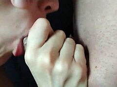 Zralá žena dává hluboký orální sex a nechává své nevlastní dcery špinit penis rtěnkou