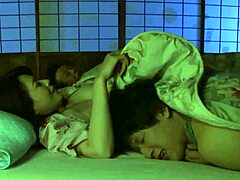 Ibu Jepun memberikan blowjob kepada anak tiri lelakinya sementara suaminya tidur
