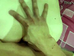 Prazer anal da mamãe: um vídeo quente e quente