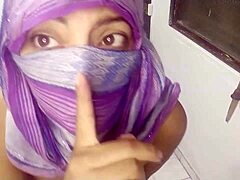 Kypsä arabi nainen hijabissa saavuttaa voimakkaan orgasmin masturboimalla