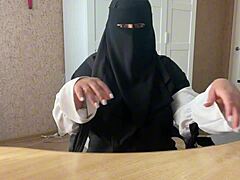 Arabisk moden kvinde tilfredsstiller sig selv på webcam